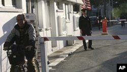 A Turkish Cypriot police officer, right, stands at the Ledra Palace border crossing, a passage between Greek and Turkish Cyprus, February 4, 2008 (file photo)