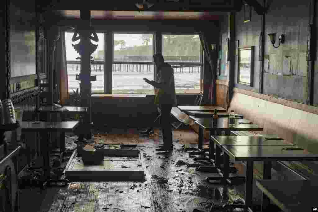 Vientos, olas y fuertes lluvias de un poderoso &quot;río atmosférico&quot; azotaron California el jueves, dejando sin electricidad a decenas de miles, provocando las inundaciones y contribuyendo a la muerte de al menos dos personas, incluido un niño cuya casa fue golpeada por la caída de un árbol.