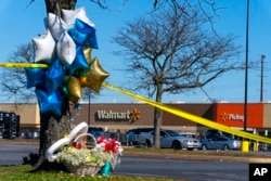 Bunga dan balon ditempatkan di dekat lokasi penembakan massal di Walmart, 23 November 2022, di Chesapeake, Va. (AP/Alex Brandon)