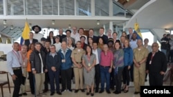 Participantes en la mesa de diálogo entre el gobierno colombiano y el ELN. [Foto: Cortesía de Luis Alberto Ángel / OACP]