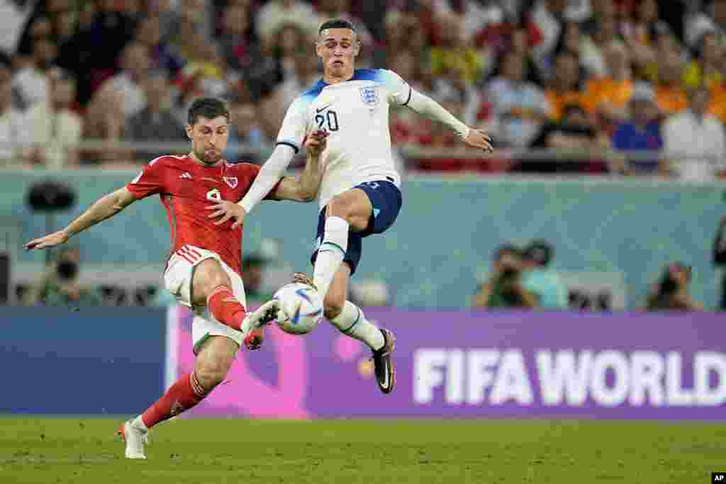 انگلستان با نتیجۀ ۳-۰ تیم ویلز را از راه برداشت و به عنوان تیم صدرنشین این جدول راهی دور حذفی شد.