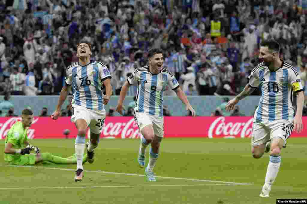 Nahuel Molina, Julian Alvarez e Lionel Messi celebram golo da Argentina contra a Holanda nos quartos-de-final do Mundial do Qatar. Dez, 9, 2022