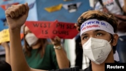 资料照片：菲律宾人在中国驻马尼拉大使馆前示威。（路透社2022年7月12日）