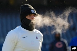 Chicago Bears quarterback Justin Fields (1) warms up before an NFL football game against the Buffalo Bills in Chicago, Dec. 24, 2022.