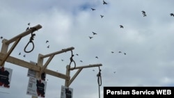 برپایی چوبه‌های دار نمادین در تورنتو برای اعلام همبستگی با معترضان در ایران. آرشیو