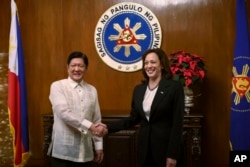 Wakil Presiden A.S. Kamala Harris (kanan), berjabat tangan dengan Presiden Filipina Ferdinand Marcos Jr. di istana kepresidenan Malacanang di Manila, Filipina, Senin, 21 November 2022 (Eloisa Lopez/Pool Photo via AP)