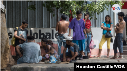 ARCHIVO. Personas durmiendo en el parqueo del mercado Roberto Huembes, en Managua, capital de Nicaragua en diciembre de 2021. [Foto: Houston Castillo, VOA]