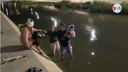 Migrantes cruzan el río que separa a México de EEUU para entregarse a las autoridades estadounidenses. 
