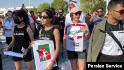 تماشاگران با نمادهای اعتراضی در مسابقه ایران و انگلیس - جام جهانی قطر