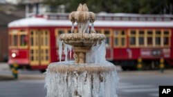 美国南部新奥尔良市的喷泉因严寒结冰（2022年12月24日）