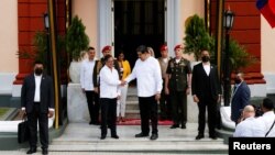 El presidente de Venezuela, Nicolás Maduro, y su homólogo colombiano, Gustavo Petro, se dan la mano en el Palacio de Miraflores, en Caracas, Venezuela, el 7 de enero de 2023. REUTERS/Leonardo Fernández Viloria