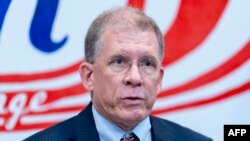 រូបឯកសារ៖ លោក Patrick Murphy ឯកអគ្គរដ្ឋទូតអាមេរិកប្រចាំកម្ពុជា ថ្លែងនៅក្នុងមជ្ឈមណ្ឌល AmCam Exchange រាជធានីភ្នំពេញ កាលពីថ្ងៃទី ៤ ខែសីហា ឆ្នាំ ២០២២។