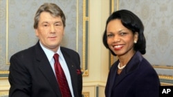 Susret u Kijevu između ukrajinskog predsjednika Viktora Juščenka i državne sekretarke SAD Kondolize Rajs, decembar 2005. godine.