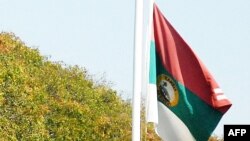 Des soldats de l'armée zambienne abaissent un drapeau à la caserne d'Arakan, le 19 août 2008.