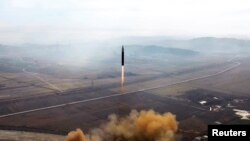 Rudal balistik antarbenua (ICBM) diluncurkan dalam foto tak bertanggal ini yang dirilis pada 19 November 2022. (Foto: KCNA via REUTERS)