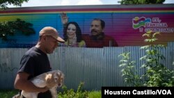 ARCHIVO. Un hombre pasea en una avenida en Managua, Nicaragua, el 8 de noviembre de 2021.