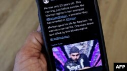 Seseorang di ibu kota Siprus, Nicosia, memeriksa ponsel yang menampilkan Tweet tentang hukuman gantung Mohsen Shekari oleh otoritas Iran, 8 Desember 2022. ( AFP)