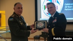 Kərim Vəliyev və Con Kevin Stitt (Rəsmi foto, mənbə Azərbaycanın ABŞ-dakı səfirliyi)