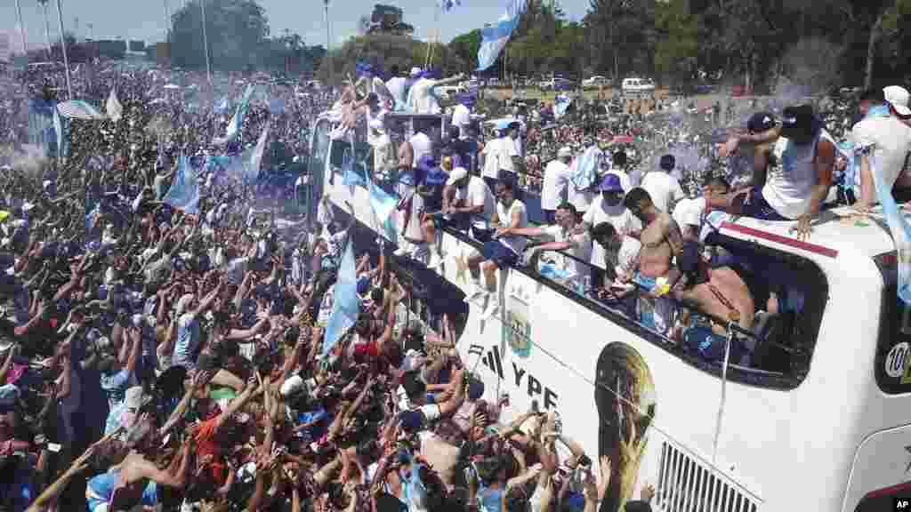 ARGENTINA - El país celebró a lo grande el triunfo de su selección nacional de fútbol al conseguir su tercera Copa del Mundo en Qatar. Miles de seguidores salieron a las calles de Buenos Aires el 20 de diciembre para dar la bienvenida a la albiceleste. El pueblo argentino también cruzó este año castigado por la inflación, la segunda más alta de la región, muy superior a otros países latinoamericanos.&nbsp;
