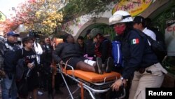 Los paramédicos ayudan a una mujer después de que dos trenes subterráneos chocaran de frente en una estación de metro, en la Ciudad de México, México, el 7 de enero de 2023. REUTERS/Quetzalli Nicte-Ha