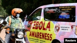 Mobil van Ebola Awareness melaju di sepanjang Jalan Kyadondo di tengah wabah Ebola, di Kampala, Uganda, 27 Oktober 2022. (Foto: Reuters)