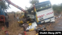 La justice sénégalaise a condamné mercredi à une peine de deux ans avec sursis les deux propriétaires des deux bus dont la collision a fait plus de 40 morts le 8 janvier dans le centre du pays