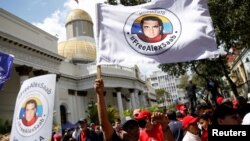 Un integrante del movimiento "Free Alex Saab" en una manifestación frente a la Asamblea Nacional de Venezuela exigiendo la liberación del empresario colombiano con vínculos venezolanos que fue extraditado a EEUU por lavado de dinero, en Caracas. Venezuela 16 de diciembre de 2022.
