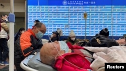Los pacientes yacen en camas y camillas en un pasillo del departamento de emergencias de un hospital, en medio del brote de la enfermedad por coronavirus (COVID-19) en Shanghái, China, el 4 de enero de 2023. REUTERS/Personal