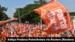 Para buruh berpawai menuju Monas dalam unjuk rasa untuk memprotes Perppu Cipta Kerja, Sabtu, 14 Januari 2023. (Foto: Aditya Pradana Putra/Antara Foto via Reuters)