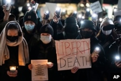 ผู้ประท้วงชุมนุมใกล้สถานกงสุลจีนในนิวยอร์ก เพื่อแสดงจุดยืนต่อต้านมาตรการจำกัดการระบาดของโควิด-19 ในประเทศจีน เมื่อวันที่ 29 พ.ย. 2022