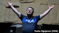 Независно од состојбата во која се наоѓа, Гоце сака самиот да им помага на лицата со попречености