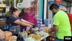 Los precios de los alimentos y combustibles marcaron la principal subida de precios en productos esenciales en Latinoamérica este año. La región cierra 2022 con diferentes niveles de inflación con mayores dificultades para los más pobres. [Foto: Tomás Guevara, VOA]