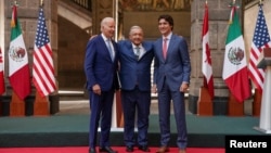 Dari kiri: Presiden AS Joe Biden, Presiden Meksiko Andres Manuel Lopez Obrador dan PM Kanada Justin Trudeau sebelum konferensi pers bersama pada akhir KTT Amerika Utara di Mexico City, Meksiko, Selasa 10 Januari 2023.