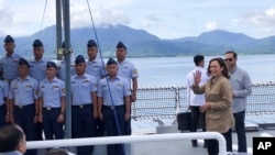 Wakil Presiden A.S. Kamala Harris melambai di atas kapal Penjaga Pantai Filipina BRP Teresa Magbanua (MRRV-9701) selama kunjungannya ke Puerto Princesa, provinsi Palawan, Filipina barat, Selasa, 22 November 2022 (Penjaga Pantai Filipina via AP)