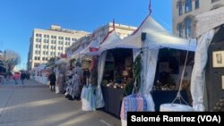 El Downtown Holiday Market es un mercado navideño que durante los últimos 18 años se posicionó como tradición de la época en Washington DC. (VOA/Salomé Ramírez)