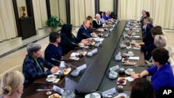 Presiden Rusia Vladimir Putin bertemu para ibu tentara Rusia di kediamannya di Novo-Ogaryovo, pinggiran Moskow, Jumat (25/11). 