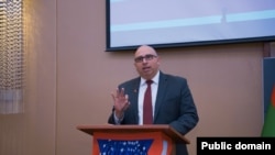 Hüqo Gevara (Rəsmi foto, mənbə ABŞ səfirliyi)