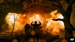 نیروهای اوکراین هنگام پرتاب توپخانه در منطقهٔ دونتیسک