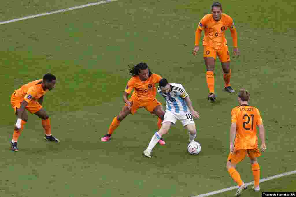 Messi em disputa de bola com Denzel Dumfries da Holanda, rodeados por Nathan Ake, Frenkie de Jong e Virgil van Dijk. Jogo dos quartos-de-final do Mundial do Qatar. Dez, 9, 202