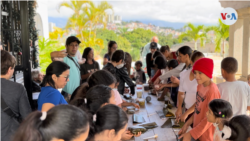 Niños aprenden a hacer hallacas, el plato típico de navidad en Venezuela. [Foto: Nicole Kolster]
