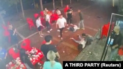 中国唐山一家烧烤店一群男子暴力围殴几名女子的视频截图。（2022年6月10日）