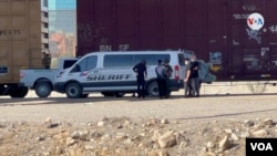 Muchos de los migrantes que están cruzando desde Ciudad Juárez , México, hacia El Paso, Texas, están siendo detenidos por la Patrulla Fronteriza por hacerlo de manera irregular. [Foto: Celia Mendoza, VOA]