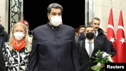 Presiden Venezuela Nicolas Maduro (tengah) dan istrinya Cilia Flores tiba di Ankara, Turki, dalam lawatannya ke negara tersebut pada 7 Juni 2022. (Foto: Miraflores Palace/Handout via Reuters)
