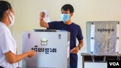 រូបឯកសារ៖ ពលរដ្ឋម្នាក់បានបោះឆ្នោត ក្នុងការបោះឆ្នោតជ្រើសតាំងក្រុមប្រឹក្សាឃុំសង្កាត់អាណត្តិទី ៥ នៅក្នុងសង្កាត់ភ្នំពេញថ្មី ខណ្ឌសែនសុខ រាជធានីភ្នំពេញ ថ្ងៃទី ៥ ខែមិថុនា ឆ្នាំ ២០២២។ (ខាន់ សុគុំមនោ/វីអូអេ)