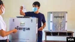 រូបឯកសារ៖ ពលរដ្ឋម្នាក់បានបោះឆ្នោត ក្នុងការបោះឆ្នោតជ្រើសតាំងក្រុមប្រឹក្សាឃុំសង្កាត់អាណត្តិទី ៥ នៅក្នុងសង្កាត់ភ្នំពេញថ្មី ខណ្ឌសែនសុខ រាជធានីភ្នំពេញ ថ្ងៃទី ៥ ខែមិថុនា ឆ្នាំ ២០២២។ (ខាន់ សុគុំមនោ/វីអូអេ)