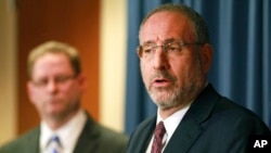  امریکی اٹارنی اینڈریو لوگر منیاپولس میں ایک نیوزکانفرنس سے خطاب کرر ہے ہیں:فائل فوٹو