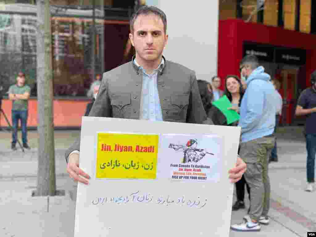 تجمع تعدادی از ایرانیان ساکن تورنتو برای بزرگداشت مهسا امینی و اعلام همبستگی با مردم معترض ایران