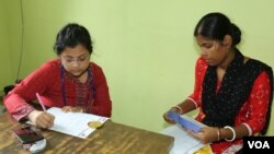 A doctor offers medical counseling to a patient at the gynecology outpatient department of a hospital in Kolkata. While screening women at the outpatient department, if doctors suspect a cervical cancer case, they send the patient for related tests (Shaikh Azizur Rahman/VOA)