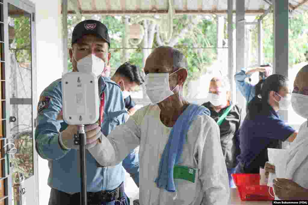 ប្រជាពលរដ្ឋ​ និង​ជន​រង​គ្រោះ​ ចូលរួម​តាមដាន​សាវនាការ​ប្រឆាំង​នឹង​លោក ខៀវ សំផន នៅ​រាជធានី​ភ្នំពេញ នៅ​ថ្ងៃទី​២២ ខែ​កញ្ញា​ ឆ្នាំ២០២២។ (ខាន់ សុគុំមនោ/វីអូអេ)