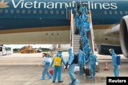 Hành khách của một chuyến bay giải cứu tại sân bay Cần Thơ, 7/8/2020.